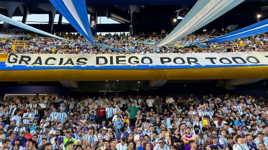 Hinchas de Argentina en La Bombonera previo al partido ante Uruguay por Eliminatorias, el 16 de noviembre de 2023.