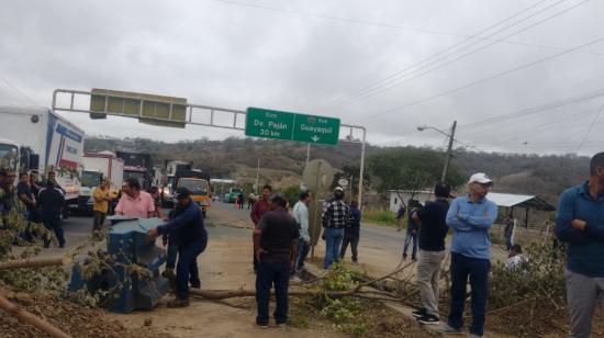 Así luce la vía que conecta Manabí con Guayas, debido a la protesta de trabajadores municipales, el 17 de noviembre de 2023.