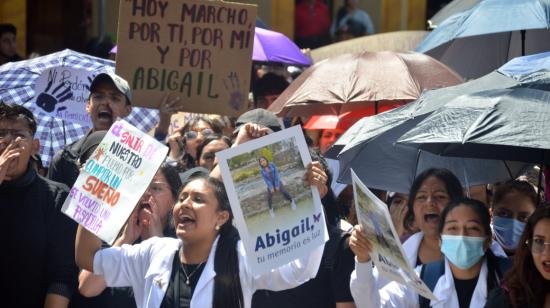 Estudiantes de la Universidad de Cuenca protestan por la desaparición de la joven Abigail Supliguicha, en el centro de la ciudad, el 17 de noviembre de 2023.