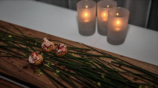 Detalle de comida y velas en el Standard Hotel, el 28 de febrero de 2014 en Los Angeles, California.