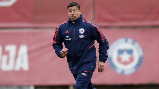 El entrenador Nicolás Córdova, durante un entrenamiento en el complejo Juan Pinto Durán en Santiago, el 17 de noviembre de 2023.