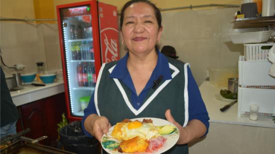 Sonia Gallo es parte de la tercera generación de su familia que prepara y vende el llapingacho en el Mercado Central de Ambato.
