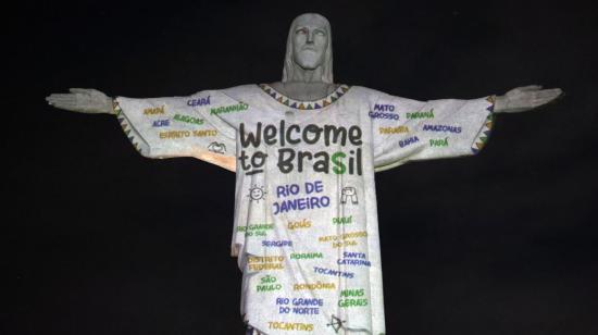 Los fanátios de Taylor Swift recibieron así a la artista en Brasil, con una proyección sobre el Cristo Redentor.