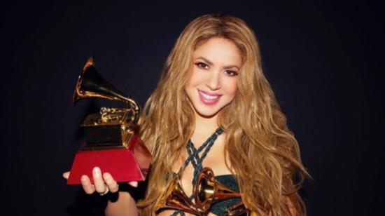 Shakira mostrando sus premios en los Latin Grammy 2023.