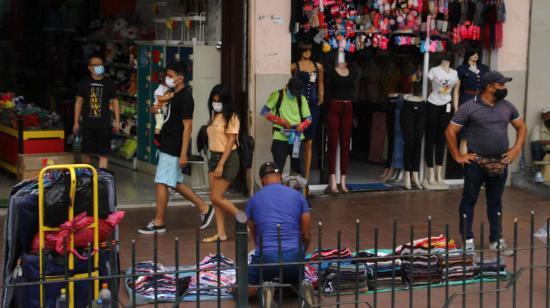 Venta de ropa en las calles de Guayaquil, en septiembre de 2022.