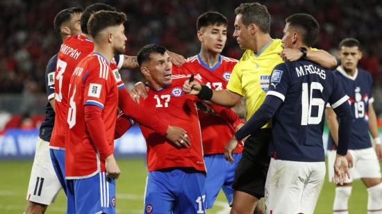 Los jugadores chilenos discuten con Matías Rojas, de Paraguay, en un partido por Eliminatorias, el 16 de noviembre de 2023. 