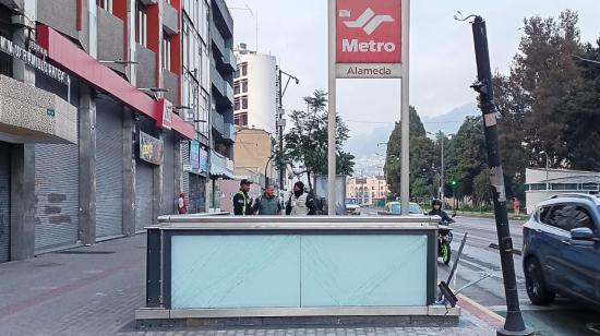 Imagen de la estación Metro de Quito, el 18 de noviembre de 2023, tras sufrir daños por un accidente de tránsito.