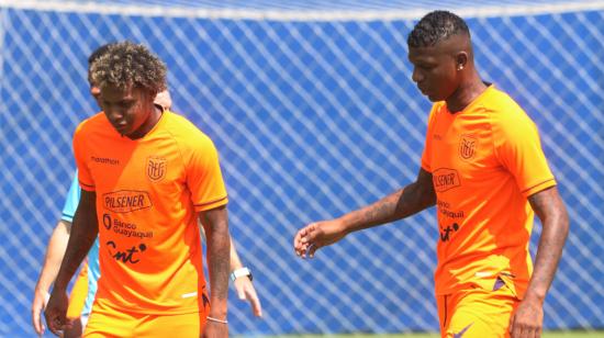 Joao Ortíz y Robert Arboleda en el entrenamiento en la Casa de la Selección el sábado 18 de noviembre de 2023.