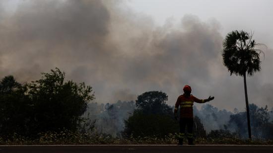 Un bombero enfrenta las llamas en el Pantanal, el 18 de noviembre 2023.