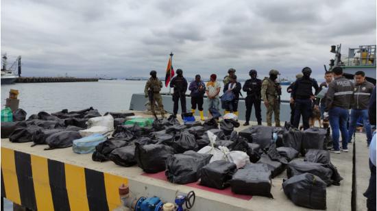 La Armada presentó los 74 bultos de cocaína que fueron decomisados, durante un operativo en las costas de Manta.