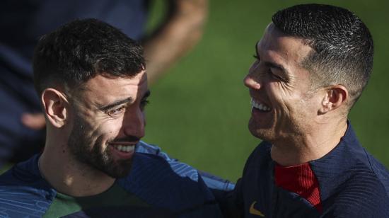 Bruno Fernandes junto a Cristiano Ronaldo en un entrenamiento de Portugal el 15 de noviembre de 2023.