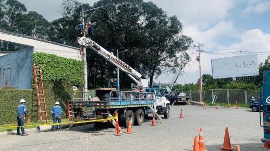 Trabajadores de la Empresa Eléctrica Quito durante trabajos de reparación del servicio, el 18 de noviembre de 2023.