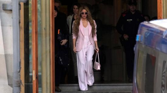  La cantante Shakira a su salida de la Audiencia de Barcelona tras aceptar este lunes el pago de una multa millonaria a cambio de una rebaja de condena que evitará su entrada en prisión, tras admitir que defraudó 14,5 millones a Hacienda entre los años 2012 y 2014, el 20 de noviembre de 2023.