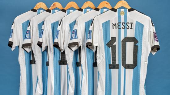 Fotografía cedida por Sotheby's que muestra las seis camisetas que Lionel Messi vistió en el Mundial de Qatar 2022.