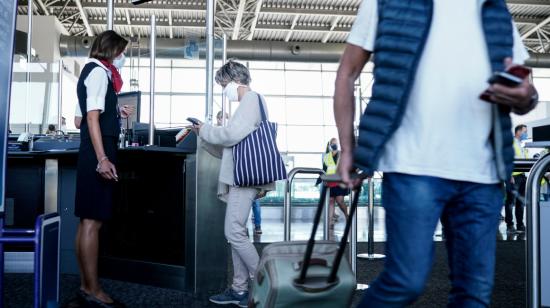 Imagen referencial. Dos viajeros en la terminal del aeropuerto de Bruselas (Bélgica), Europa, en 2021. 