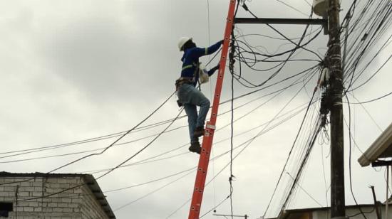 Un operador de CNEL EP reparando una luminaria en un sector del norte de Guayaquil, el 20 de noviembre de 2023.