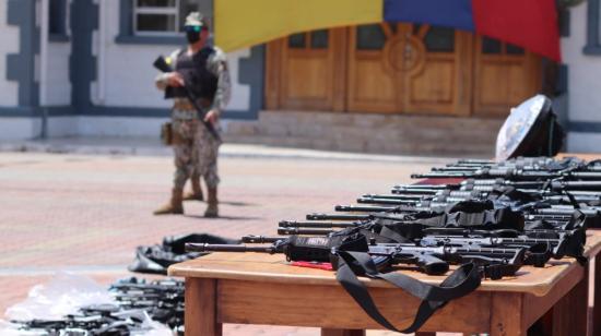 La Armada incautó 122 fusiles, 48 pistolas y 148 alimentadoras en un operativo