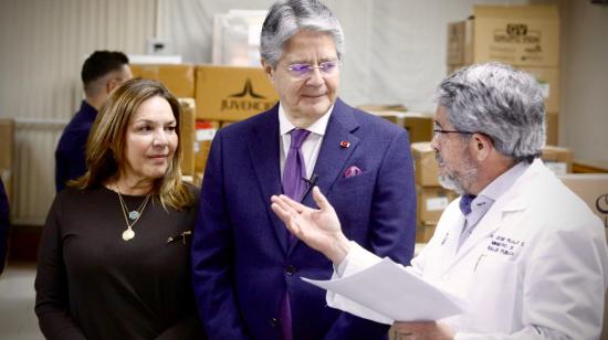 El presidente saliente, Guillermo Lasso, en una de sus últimas actividades, junto al ministro de Salud y su esposa, en Quito, el 20 de noviembre de 2023.