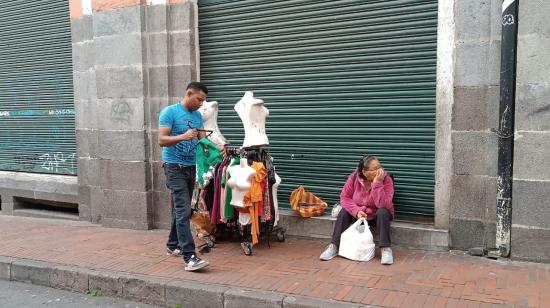 José Loreto, venezolano de 31 años, vende ropa en una calle en el centro de Quito. 
