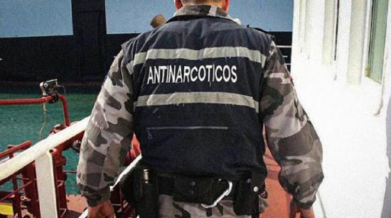 Imagen referencial de un policía de la unidad de antinarcóticos, durante un operativo.