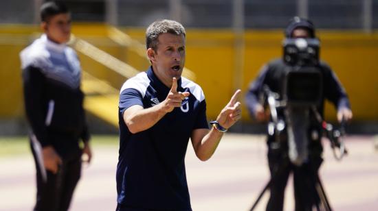 Igor Oca, técnico de Universidad Católica, dirige el partido ante Técnico Universitario, el 5 de agosto 2023. 