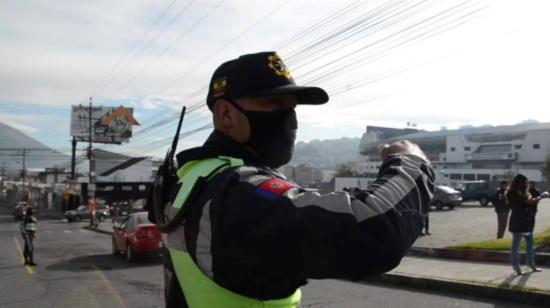 Un agente de tránsito en el exterior del Estadio Rodrigo Paz Delgado, el 21 de octubre de 2023. 