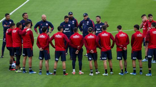 Los jugadores chilenos hablan durante un entrenamiento en el estadio Rodrigo Paz Delgado, en Quito, el 20 de noviembre de 2023.