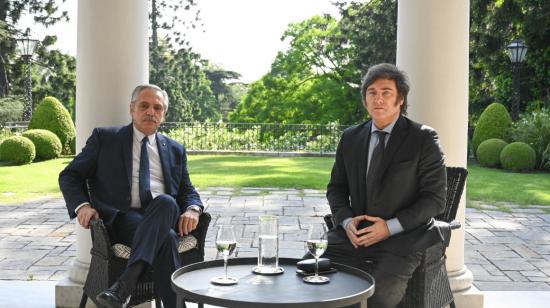 Primera fotografía de la reunión entre el presidente saliente de Argentina, Alberto Fernández, y el electo, Javier Milei, Buenos Aires, el 21 de noviembre de 2023.