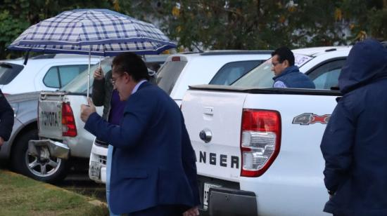 Personas se cubren de la lluvia en Sangolquí, Pichincha, el 26 de septiembre de 2023.