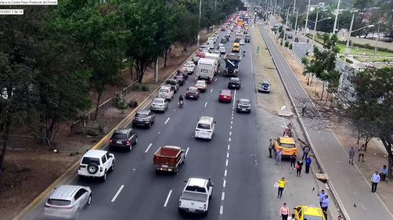 Congestión vehicular en la vía a la Costa, cerca de Puerto Azul, noroeste de Guayaquil, el 21 de noviembre de 2023.