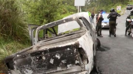 Un vehículo incinerado fue hallado la mañana del martes 21 de noviembre en la avenida Simón Bolívar, en Quito.