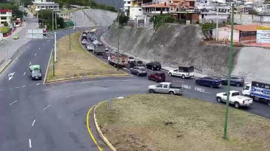 Vehículos circulan por la Panamericana norte, a la altura de Guayllabamba, el 21 de noviembre de 2023.