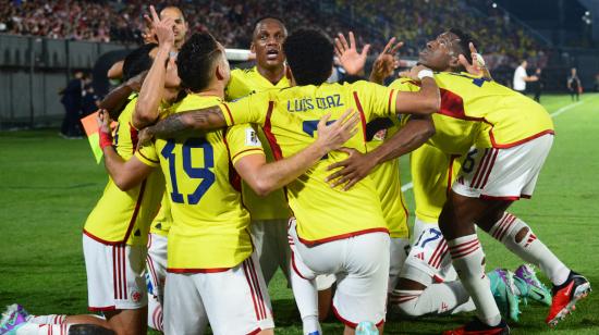 Los jugadores de Colombia festejan el gol de Rafael Santos Borré, ante Paraguay, el 21 de noviembre de 2023. 