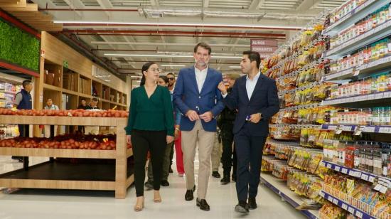 La vicealcaldesa de Guayaquil, Blanca López, el gobernador Francesco Tabacchi, en la inauguración del local de Coral Hipermercados en Los Ceibos, Guayaquil, el 20 de noviembre de 2023.