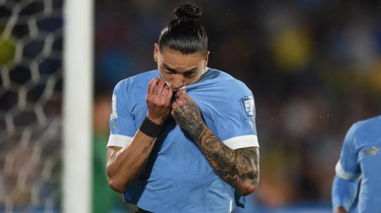 Darwin Núñez besa su camiseta tras convertir un gol con Uruguay en las Eliminatorias, el 21 de noviembre de 2023.