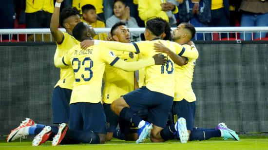 Los jugadores de Ecuador celebran el gol de Ángel Mena, en el partido ante Chile, el 21 de noviembre de 2023. 