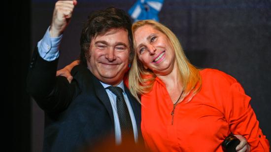 Karina Milei abraza a su hermano, el presidente electo de Argentina, Javier Milei, en Buenos Aires, el 19 de noviembre de 2023.