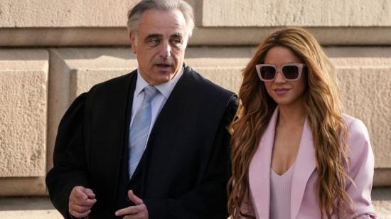 Pau Molins, abogado de Shakira, junto a la artista durante el juicio por fraude fiscal a Hacienda en España.