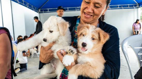 Una ciudadana junto a sus mascotas en una jornada de vacunación del Municipio de Guayaquil.