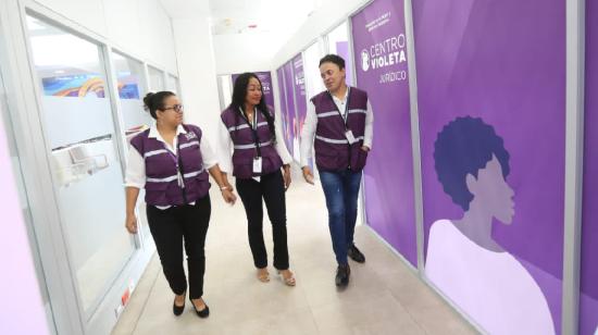 Funcionarios en un sitio de atención a mujeres, denominado Centro Violeta, implementado por el Gobierno de Guillermo Lasso en marzo 2023