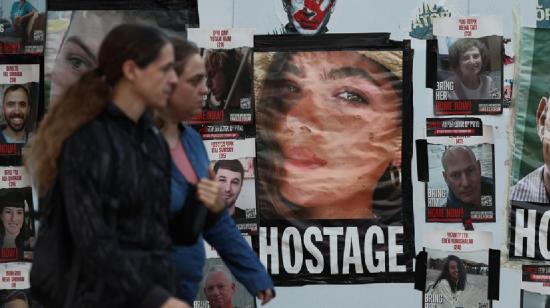 Carteles con las fotos de los rehenes capturados por Hamás en una calle de Jerusalén en noviembre 2023