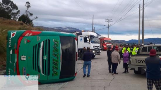 Accidente de tránsito entre un bus y una camioneta en Cañar, el 22 de noviembre de 2023.