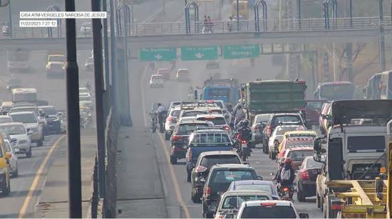 Imagen referencial de un tramo de la vía Perimetral, en Guayaquil, cuyo tránsito será aliviado con la construcción del quinto puente. 