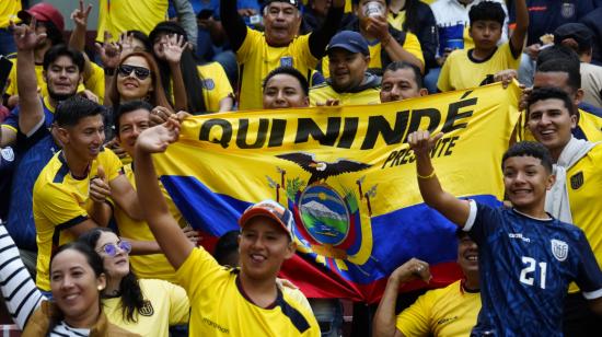 Jugadores de Ecuador festejan tras el triunfo ante Chile por Eliminatorias, el 21 de noviembre de 2023.