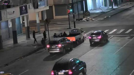 Momento del ataque a dos policías la noche del 21 de noviembre de 2023, en el centro de Guayaquil. 