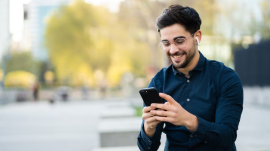 Imagen referencial de una persona utilizando un teléfono celular. 