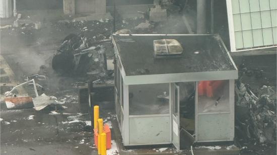 Un puesto fronterizo destruido luego de la explosión de un auto en el puente Rainbow, entre Estados Unidos y Canadá, el 22 de noviembre de 2022.