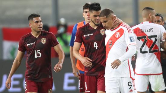 Paolo Guerrero, de Perú, habla con Wilker Ángel, de Venezuela, durante el partido por la Fecha 6 de Eliminatorias, el 21 de noviembre de 2023.