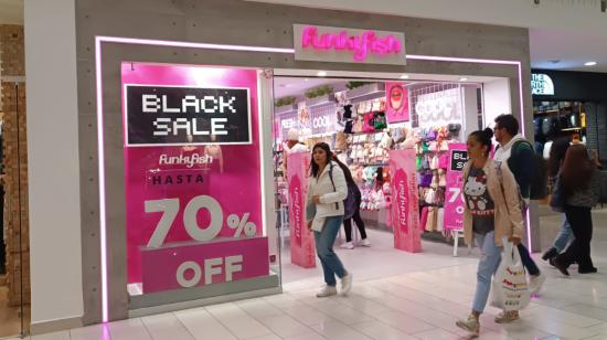 Anuncios de ofertas de Black Friday en el centro comercial Quicentro Shopping, de Quito, 17 de noviembre de 2023.