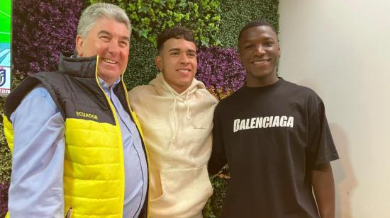 El embajador británico Chris Campbell junto a Kendry Páez y Moisés Caicedo, el 22 de noviembre de 2023. 